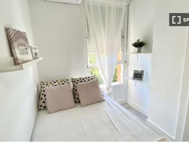 Se alquila habitación en apartamento de 4 dormitorios en Getafe, Madrid