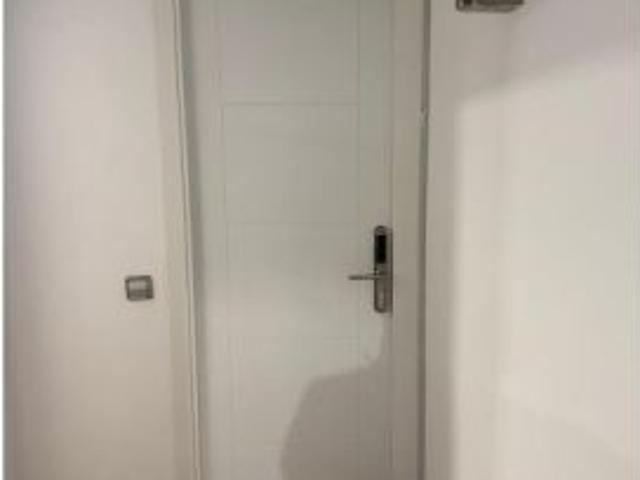 Se alquila habitación en apartamento de 4 dormitorios en Gràcia