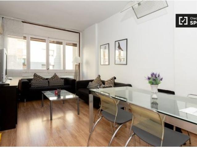 Se alquila habitación en apartamento de 4 dormitorios en Gràcia