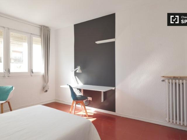Se alquila habitación en apartamento de 4 dormitorios en Gracia, Barcelona
