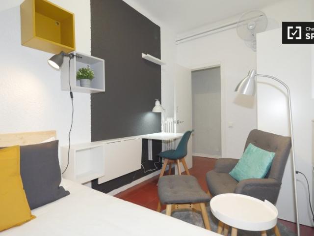 Se alquila habitación en apartamento de 4 dormitorios en Gracia, Barcelona