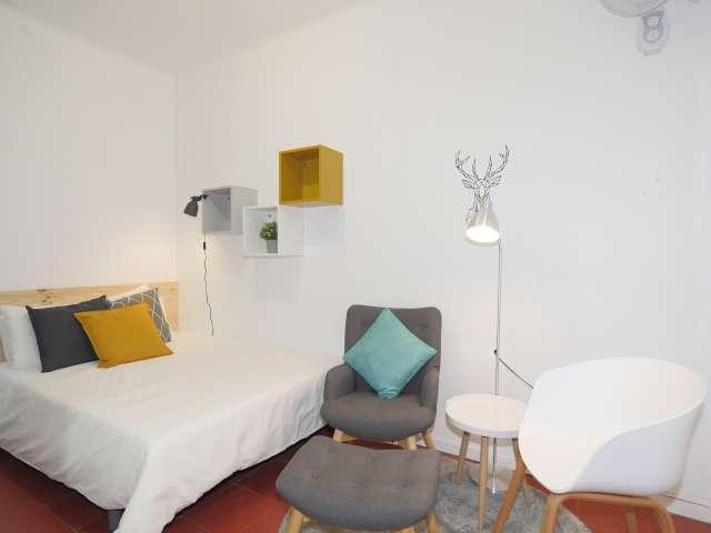 Se alquila habitación en apartamento de 4 dormitorios en Gracia, Barcelona
