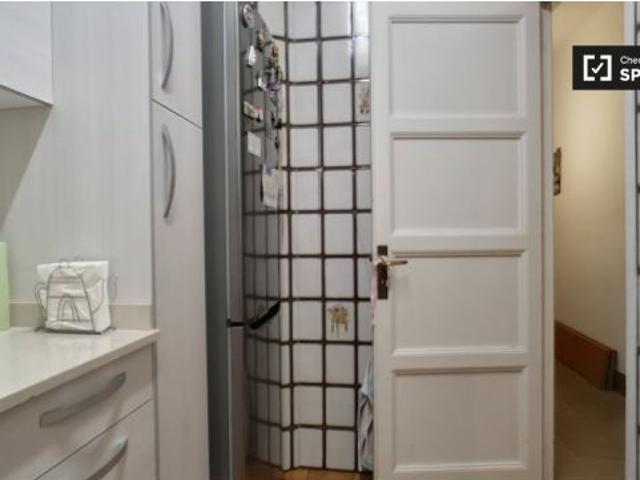 Se alquila habitación en apartamento de 4 dormitorios en la preciosa La Dreta de l' Eixample