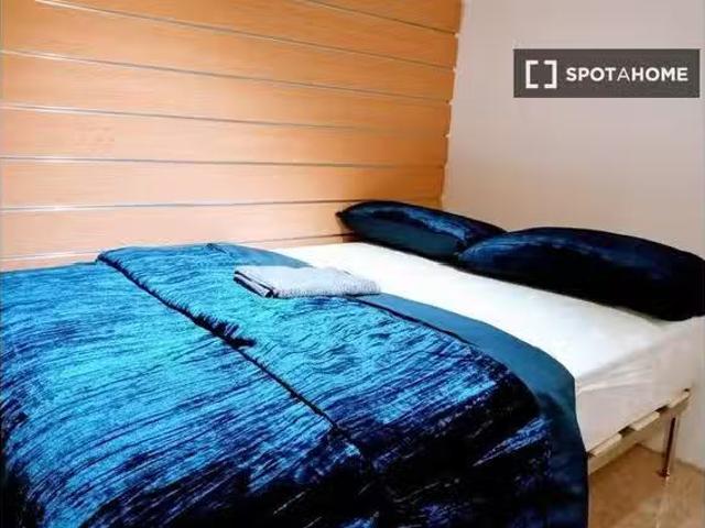 Se alquila habitación en apartamento de 4 dormitorios en Lavap.