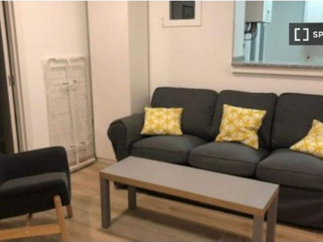 Se alquila habitación en apartamento de 4 dormitorios en Lavapiés, Madrid