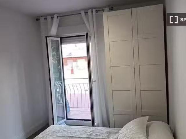 Se alquila habitación en apartamento de 4 dormitorios en Legan.