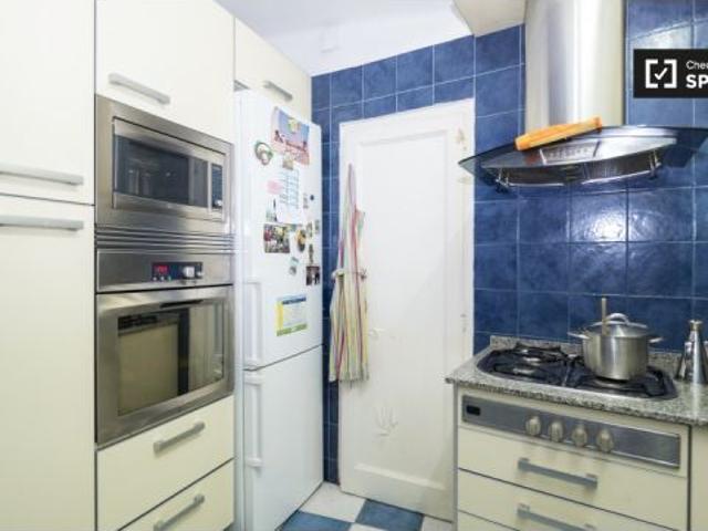 Se alquila habitación en apartamento de 4 dormitorios en Les Corts