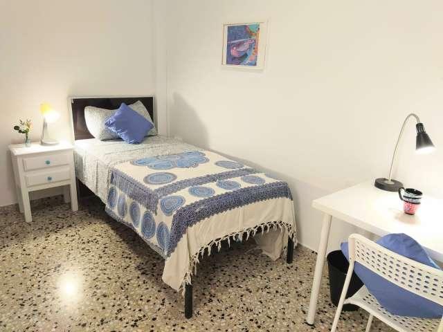 Se alquila habitación en apartamento de 4 dormitorios en Paterna, Valencia
