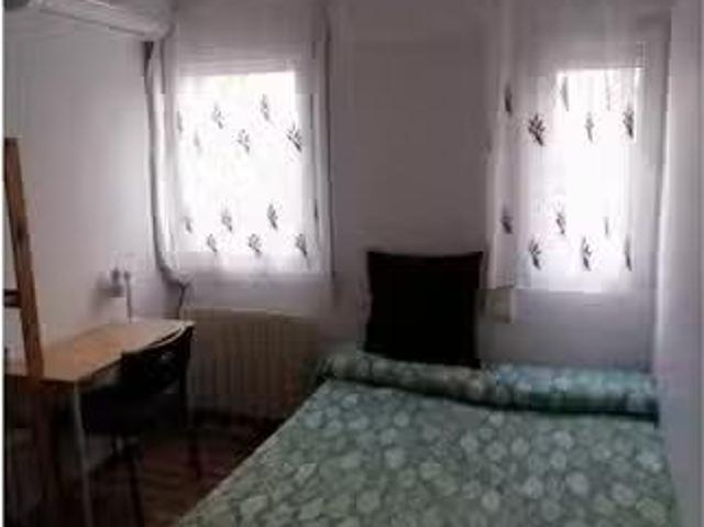 Se alquila habitación en apartamento de 4 dormitorios en Prosp.