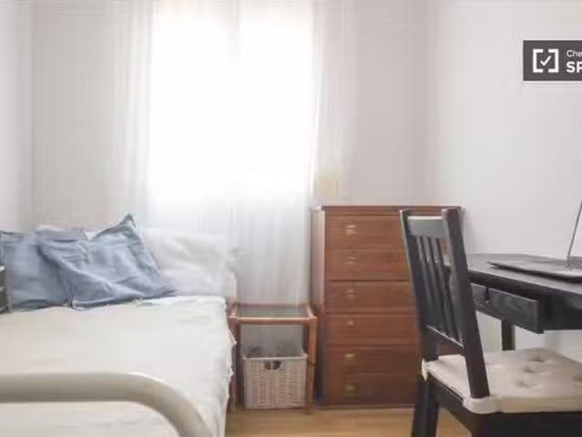 Se alquila habitación en apartamento de 4 dormitorios en Retir.