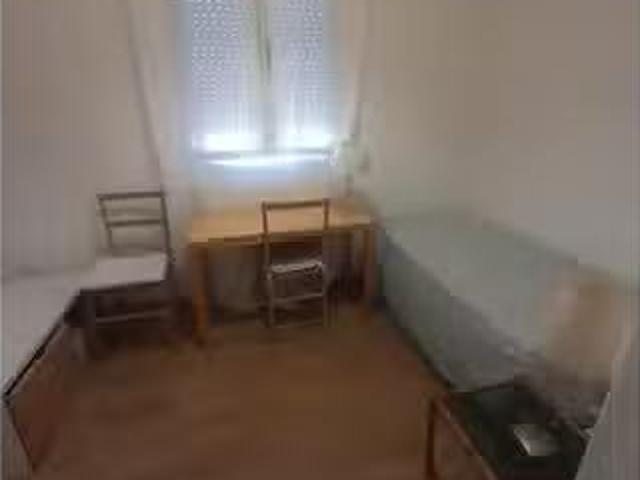 Se alquila habitación en apartamento de 4 dormitorios en Retir.