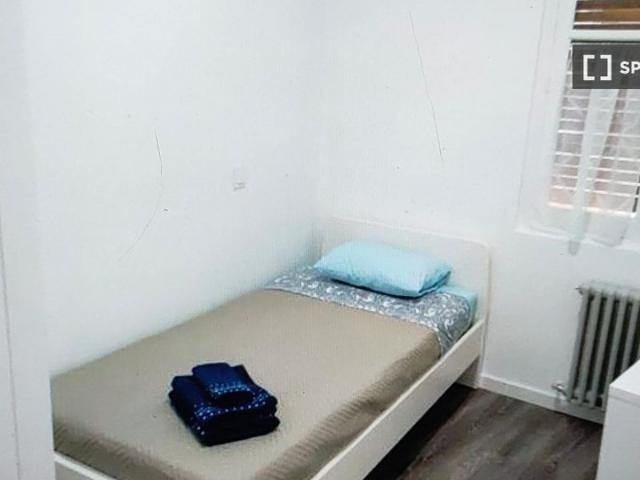 Se alquila habitación en apartamento de 4 dormitorios en Salamanca