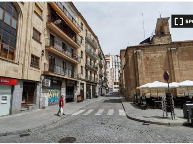 Se alquila habitación en apartamento de 4 dormitorios en Salamanca