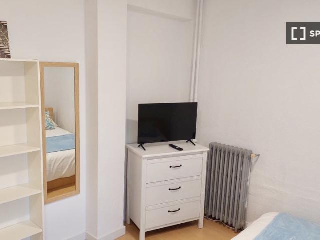 Se alquila habitación en apartamento de 4 dormitorios en Salamanca, Madrid