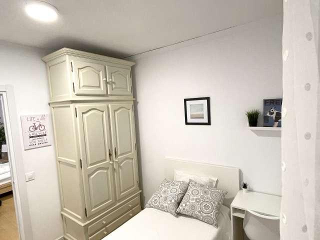 Se alquila habitación en apartamento de 4 dormitorios en Salamanca, Madrid