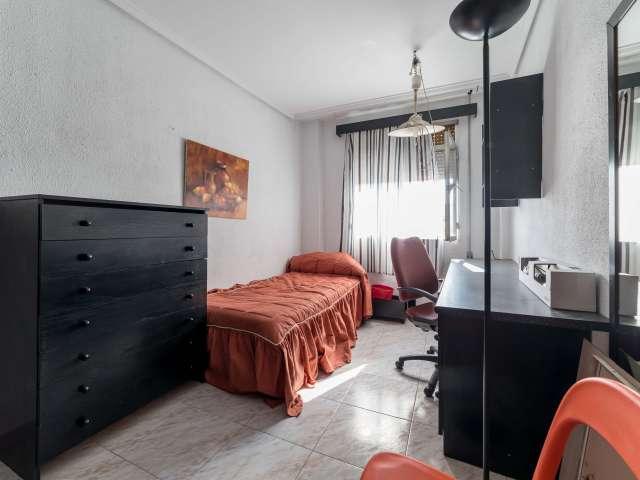 Se alquila habitación en apartamento de 4 habitaciones con TV en Camins al Gra
