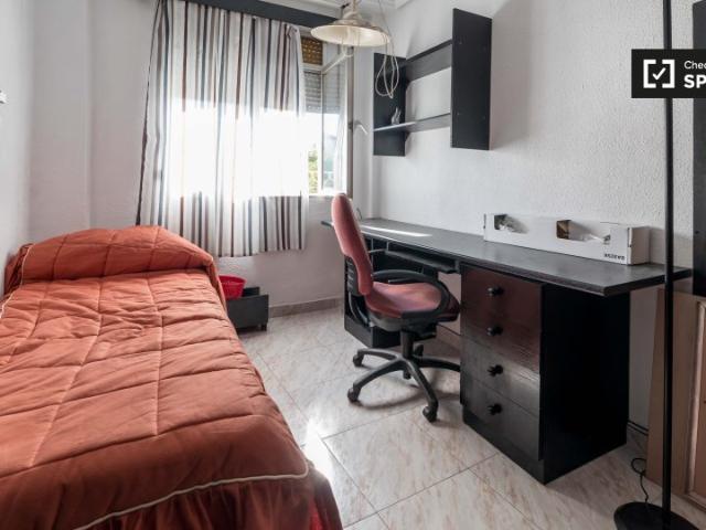 Se alquila habitación en apartamento de 4 habitaciones con TV en Camins al Gra