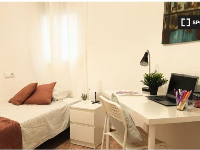 Se alquila habitación en apartamento de 4 habitaciones en Russafa