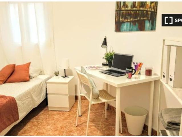Se alquila habitación en apartamento de 4 habitaciones en Russafa