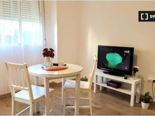 Se alquila habitación en apartamento de 4 habitaciones en Russafa