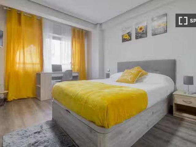 Se alquila habitación en apartamento de 5 dormitorios en Tetuá.