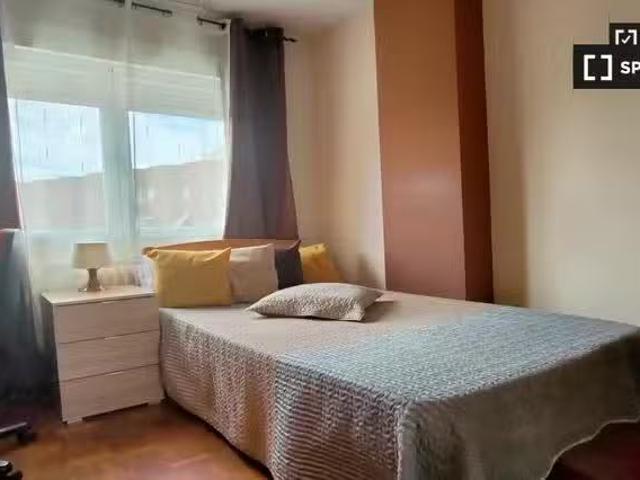 Se alquila habitación en apartamento de 5 dormitorios en Alcal.