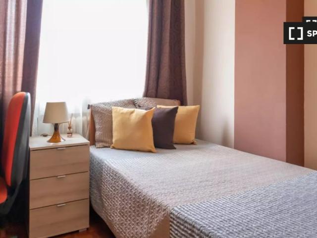 Se alquila habitación en apartamento de 5 dormitorios en Alcalá de Henares