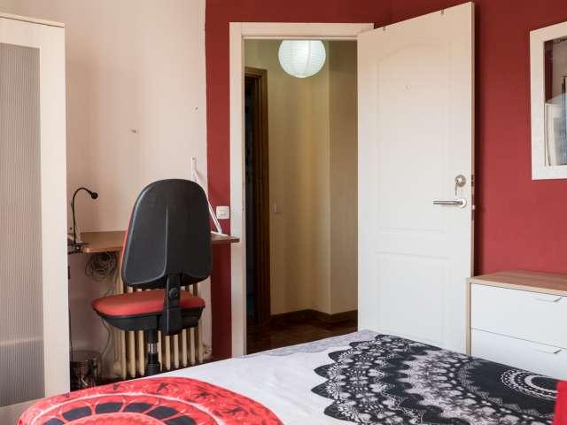 Se alquila habitación en apartamento de 5 dormitorios en Alcalá de Henares