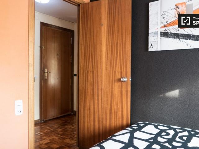 Se alquila habitación en apartamento de 5 dormitorios en Alcalá de Henares