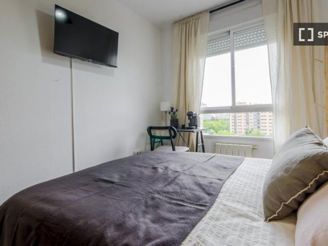 Se alquila habitación en apartamento de 5 dormitorios en Atocha, Madrid