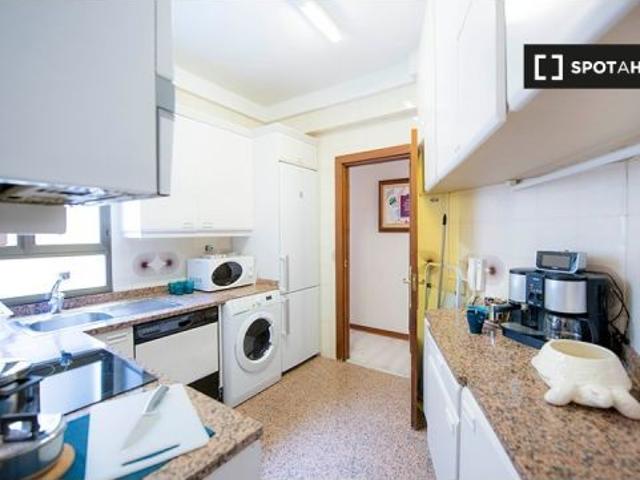 Se alquila habitación en apartamento de 5 dormitorios en Casco Viejo