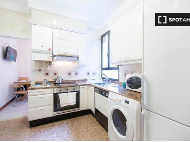 Se alquila habitación en apartamento de 5 dormitorios en Casco Viejo
