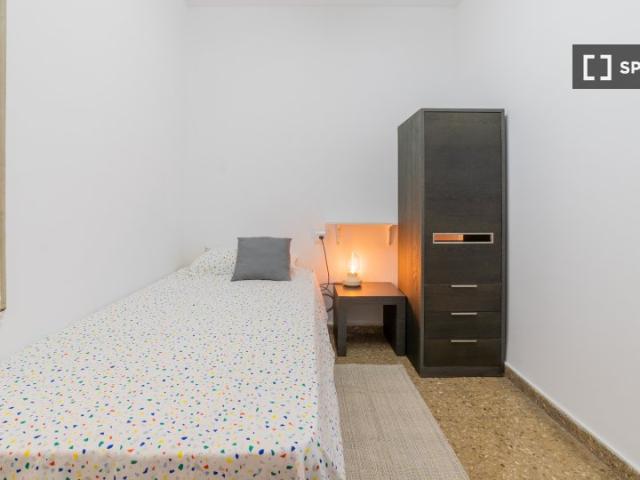 Se alquila habitación en apartamento de 5 dormitorios en el Eixample, Valencia