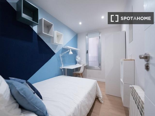 Se alquila habitación en piso de 5 habitaciones en la Dreta de l'Eixample