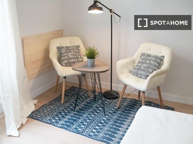 Se alquila habitación en piso de 5 habitaciones en la Dreta de l'Eixample