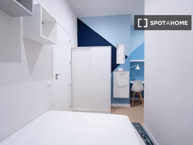 Se alquila habitación en piso de 5 habitaciones en la Dreta de l'Eixample