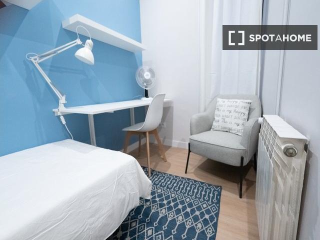 Se alquila habitación en piso de 5 habitaciones en la Dreta de l'Eixample