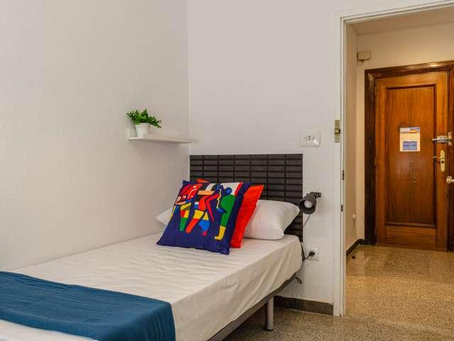 Se alquila habitación en apartamento de 5 dormitorios en El Pla del Real