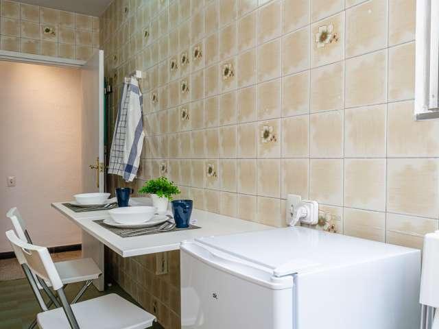 Se alquila habitación en apartamento de 5 dormitorios en El Pla del Real