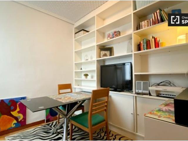 Se alquila habitación en apartamento de 5 dormitorios en Extramurs