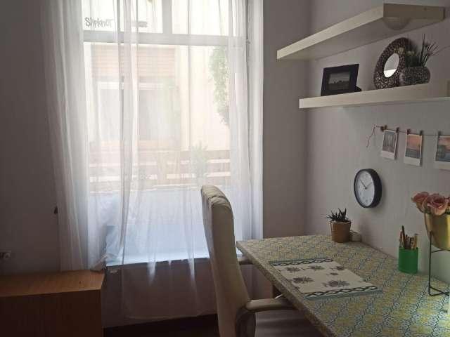 Se alquila habitación en apartamento de 5 dormitorios en Extramurs, Valencia
