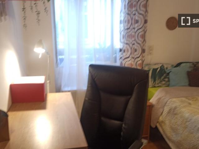 Se alquila habitación en apartamento de 5 dormitorios en Extramurs, Valencia