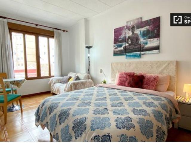 Se alquila habitación en apartamento de 5 dormitorios en Extramurs, Valencia
