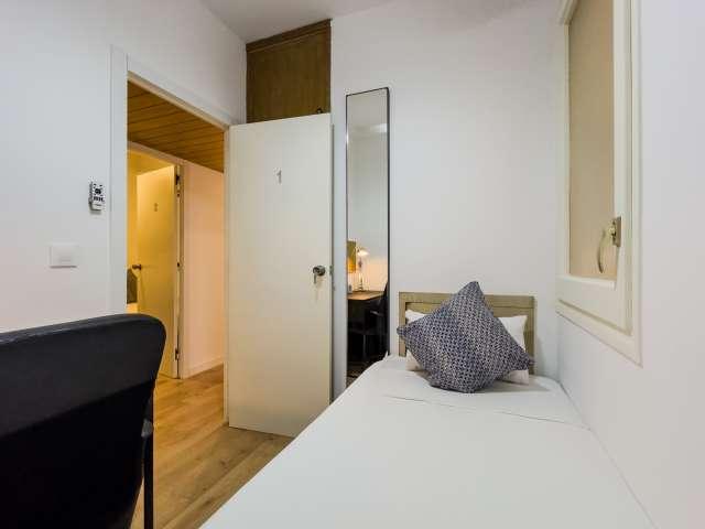Se alquila habitación en apartamento de 5 dormitorios en Gràcia, Barcelona