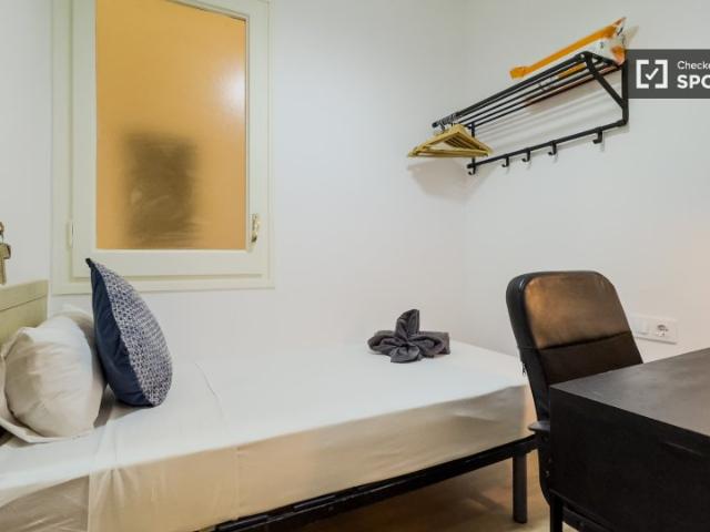 Se alquila habitación en apartamento de 5 dormitorios en Gràcia, Barcelona