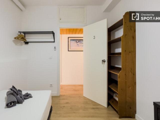 Se alquila habitación en apartamento de 5 dormitorios en Gràcia, Barcelona