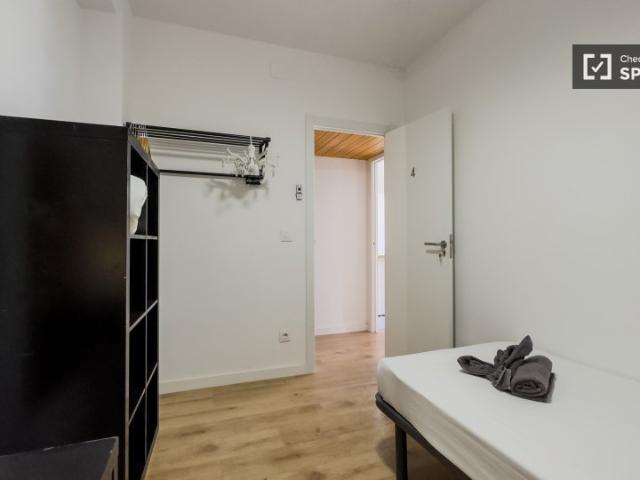 Se alquila habitación en apartamento de 5 dormitorios en Gràcia, Barcelona