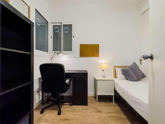 Se alquila habitación en apartamento de 5 dormitorios en Gràcia, Barcelona