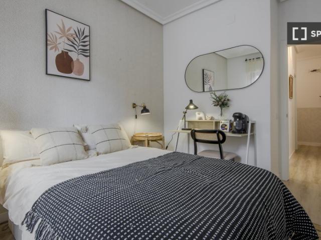 Se alquila habitación en apartamento de 5 dormitorios en Latina, Madrid