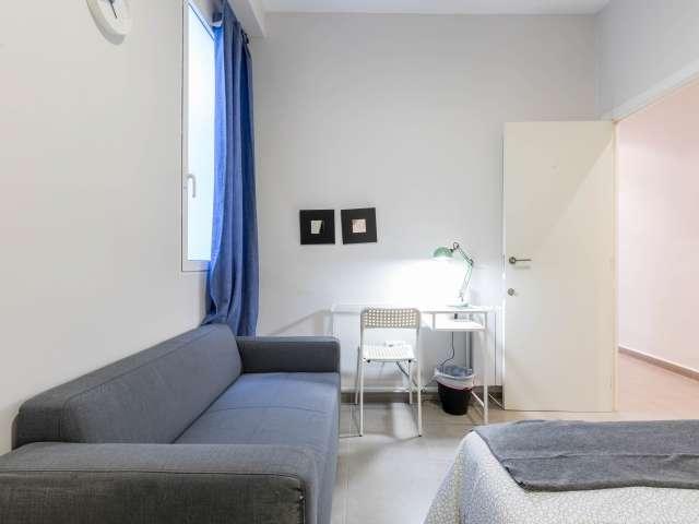 Se alquila habitación en apartamento de 5 dormitorios en L'Eixample